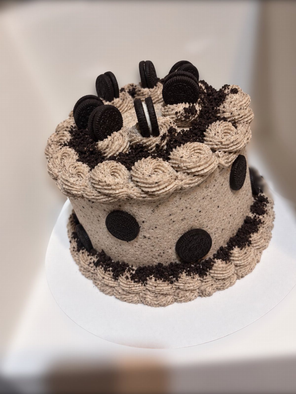 6 Inch Cake Decorating Ideas: 11 Flavors and Finishes to Try 6 Cookies and cream cake topped with mini chocolate sandwich cookies and cookie crumbs.