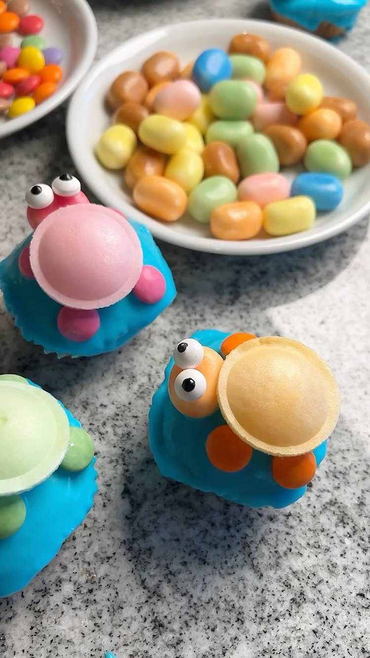 31 Beach Themed Appetizers for Parties, Picnics and Pool Days 24 Blue frosted cupcakes decorated as colorful fish with candy eyes and scales.