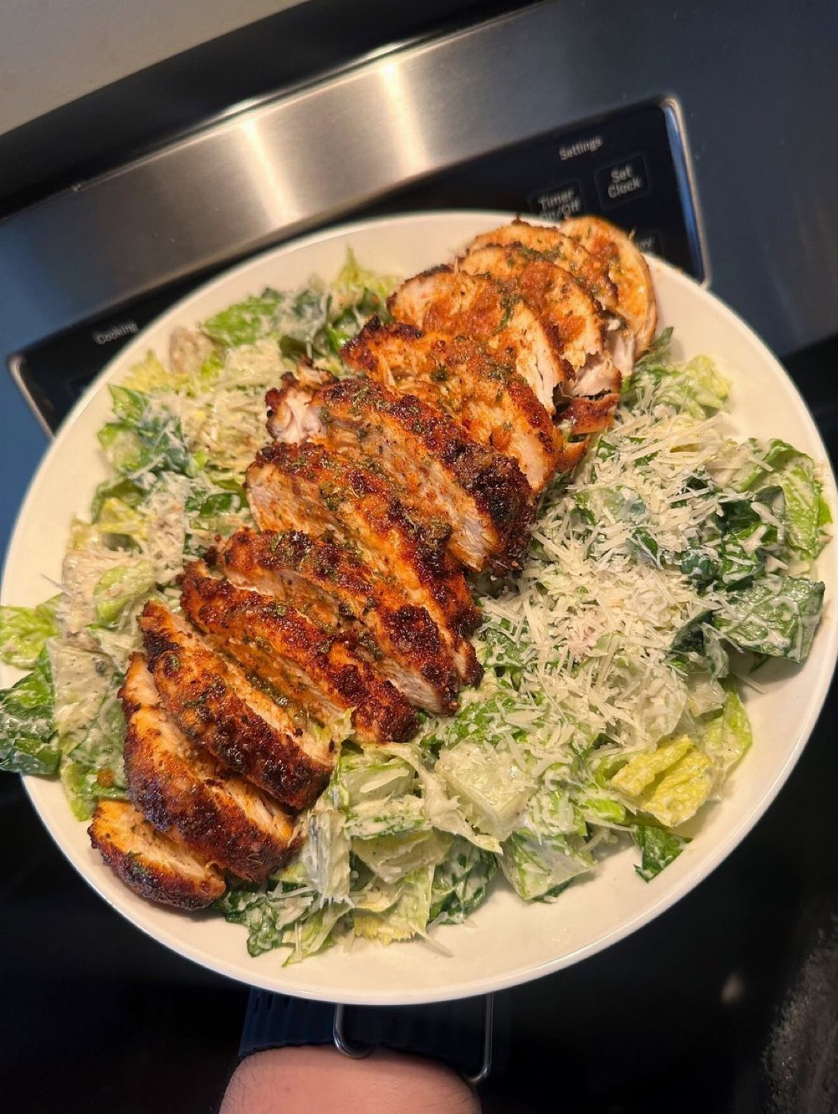 40 Food Lunch Recipes You Can Make in Minutes 23 Grilled seasoned chicken breast slices on a Caesar salad with parmesan cheese.