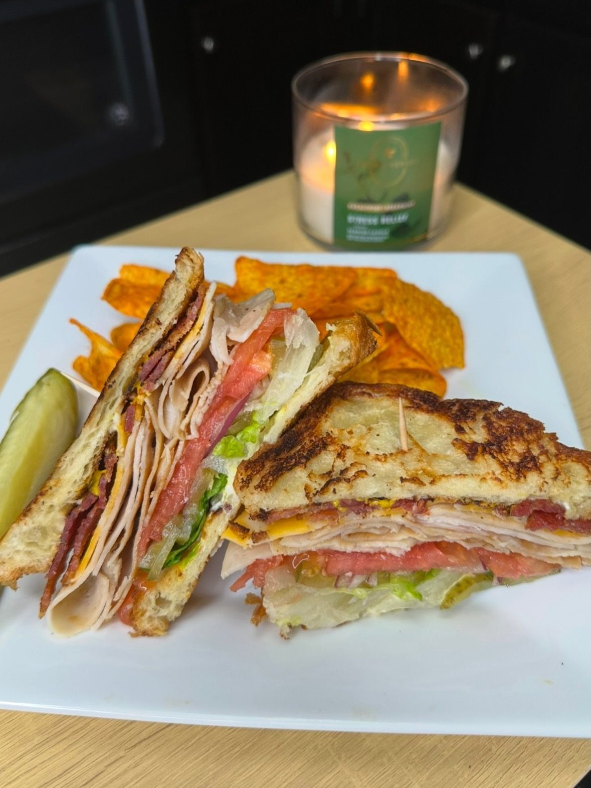 40 Food Lunch Recipes You Can Make in Minutes 38 Toasted club sandwich with deli meat, tomato, and lettuce served with potato chips.