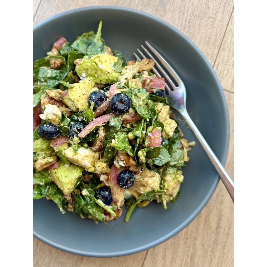 40 Food Lunch Recipes You Can Make in Minutes 14 Blueberry and goat cheese salad with spinach and red onion in a grey bowl.