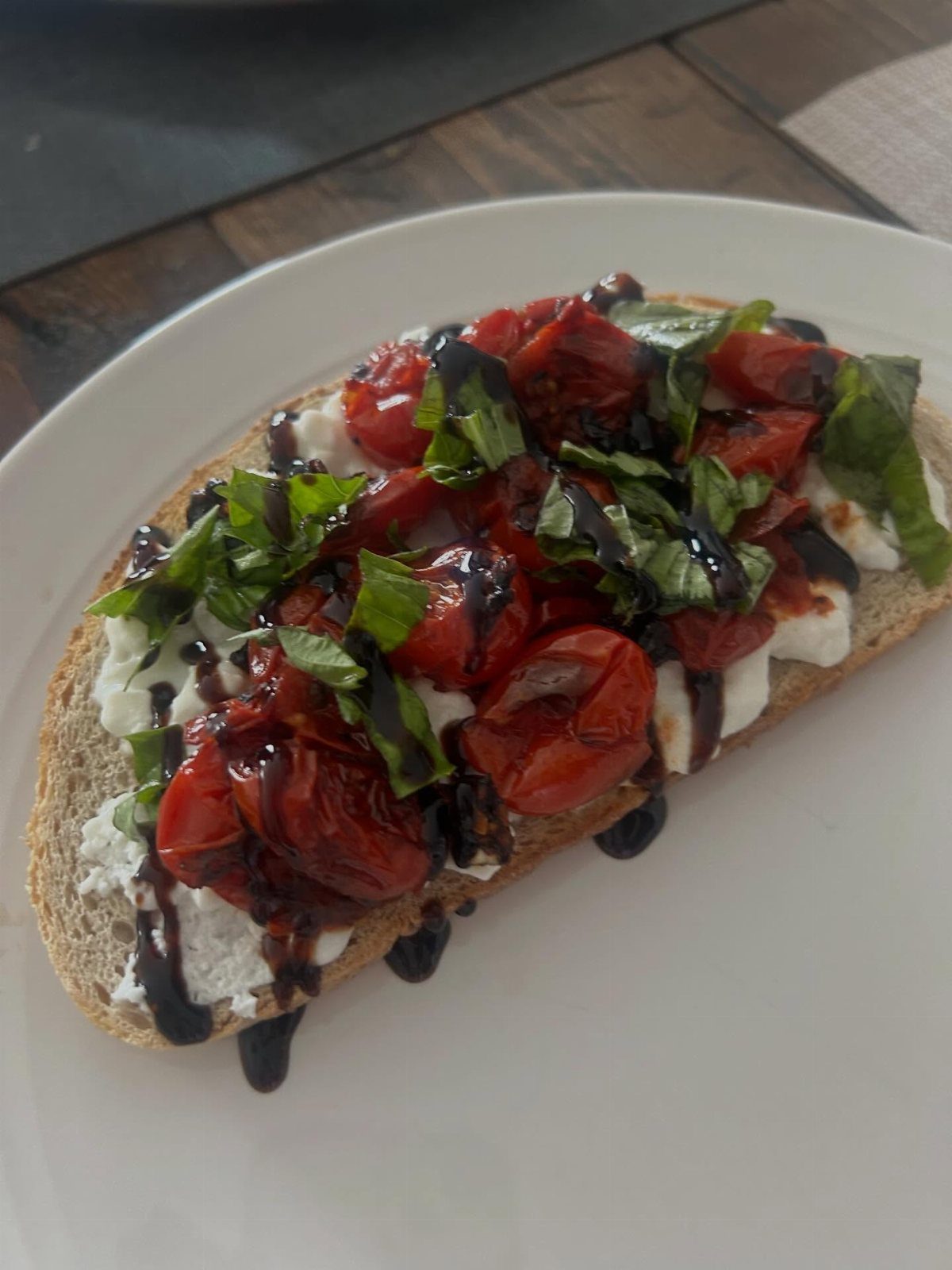 40 Food Lunch Recipes You Can Make in Minutes 18 Toasted bread topped with whipped cottage cheese, roasted tomatoes, basil, and balsamic glaze.
