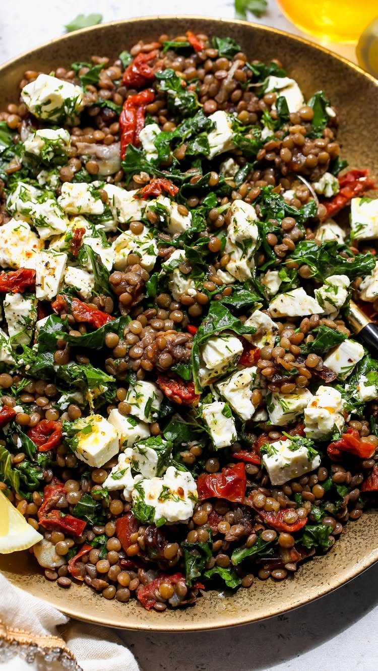 40 Food Lunch Recipes You Can Make in Minutes 7 Lentil salad with feta cheese, spinach, and sun-dried tomatoes in a brown bowl.