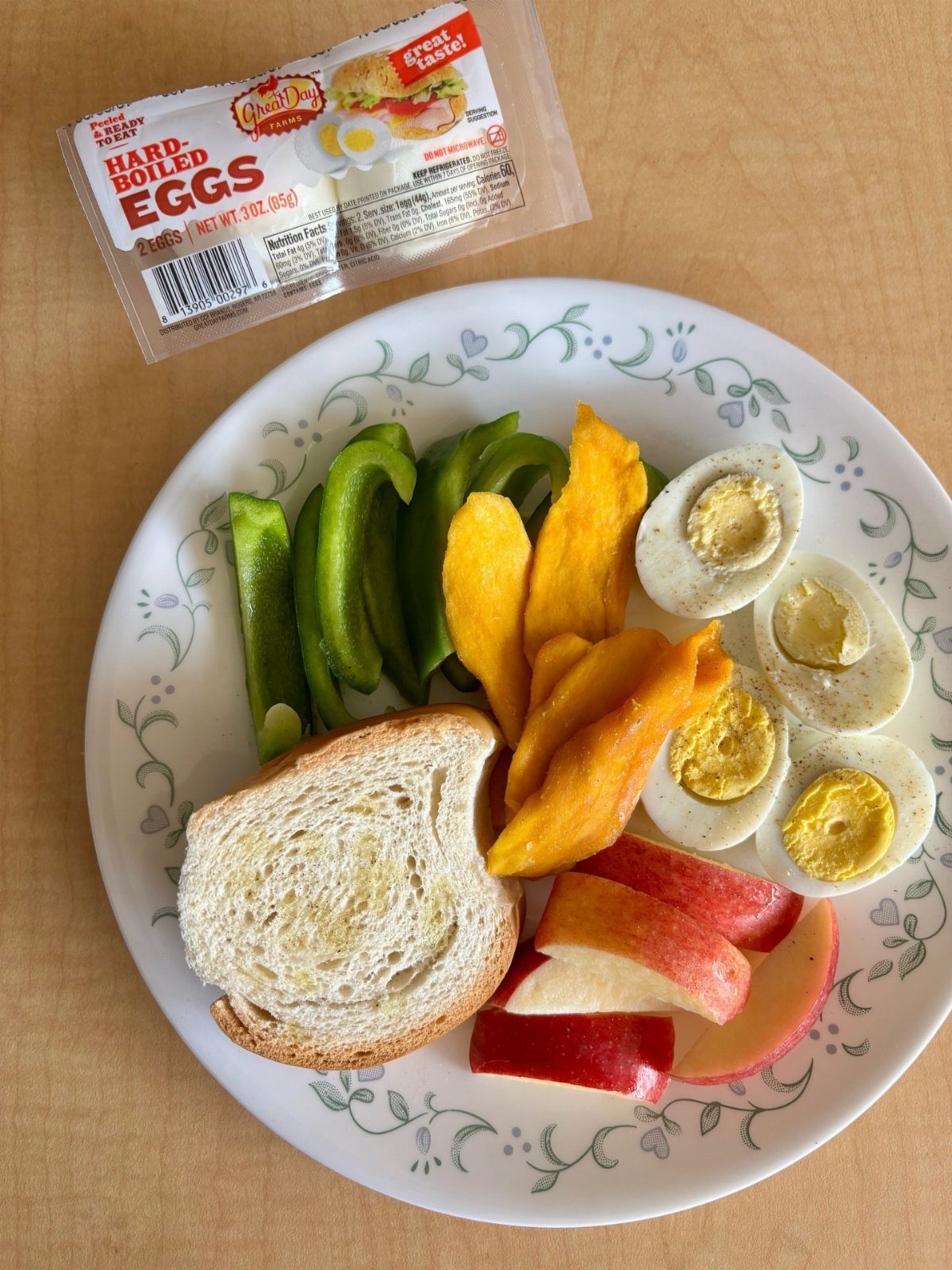 21 Healthy Mini Snacks for Lunchboxes, Parties and Busy Days 5 Sliced hard-boiled eggs, peppers, apple, and toast on a white floral plate.