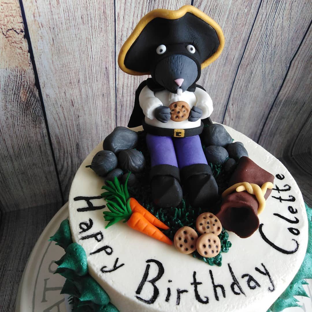 Rat Birthday Cake: 12 Ideas for Pet Rats, Pirates and Chefs 8 Highway Rat themed birthday cake with a fondant rat figure and small treats.